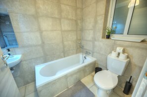 Dusche, Haartrockner, Handtücher, Toilettenpapier