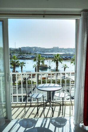 Interior - Spacious seafront 2 bedrooms with hot tub GOGZR-5 (Gzira)