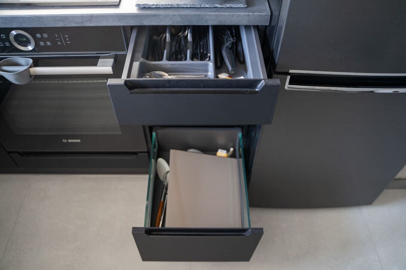 Frigorífico, microondas, horno y placa de cocina