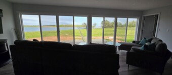 Relaxing spot on the water. Close to many golf courses in the area.