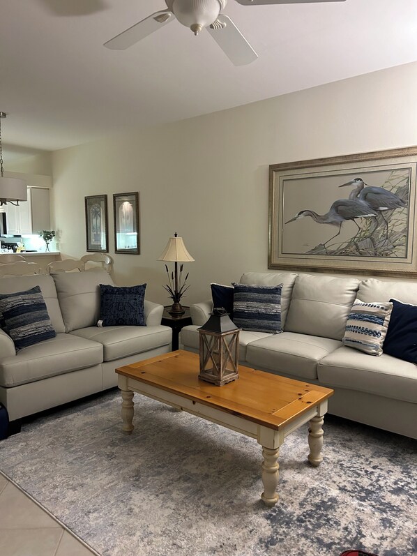 Living area - Spacious 3-bedroom first floor coach home with attached garage in North Naples (Naples)