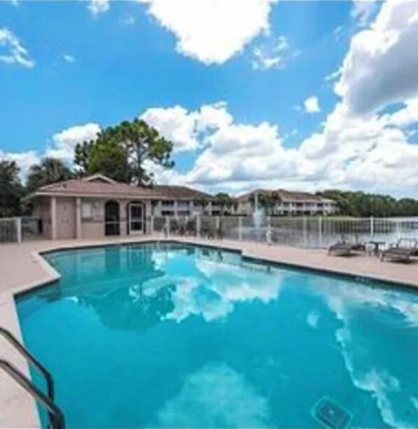 Alberca al aire libre y alberca climatizada