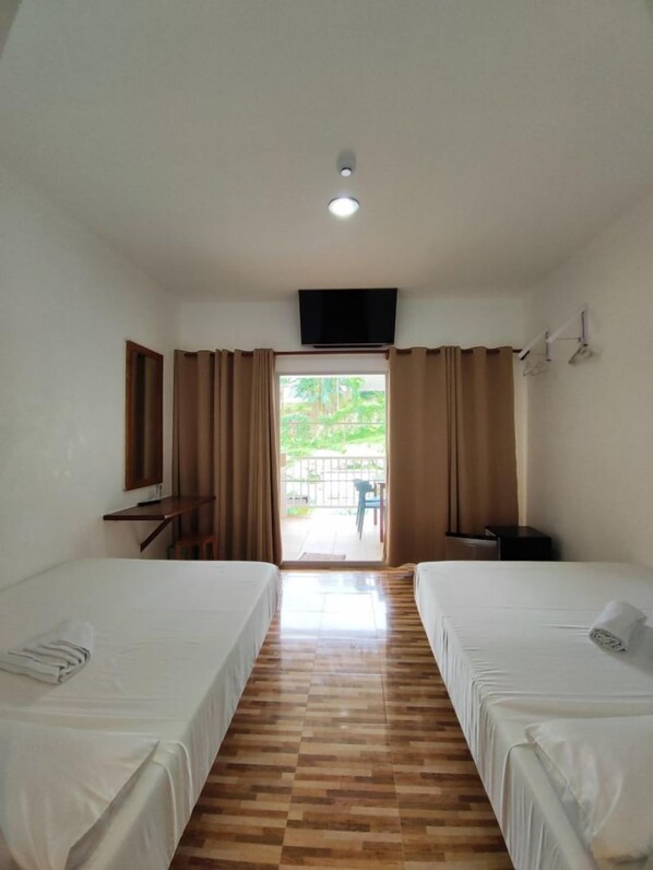 Iron/ironing board, bed sheets