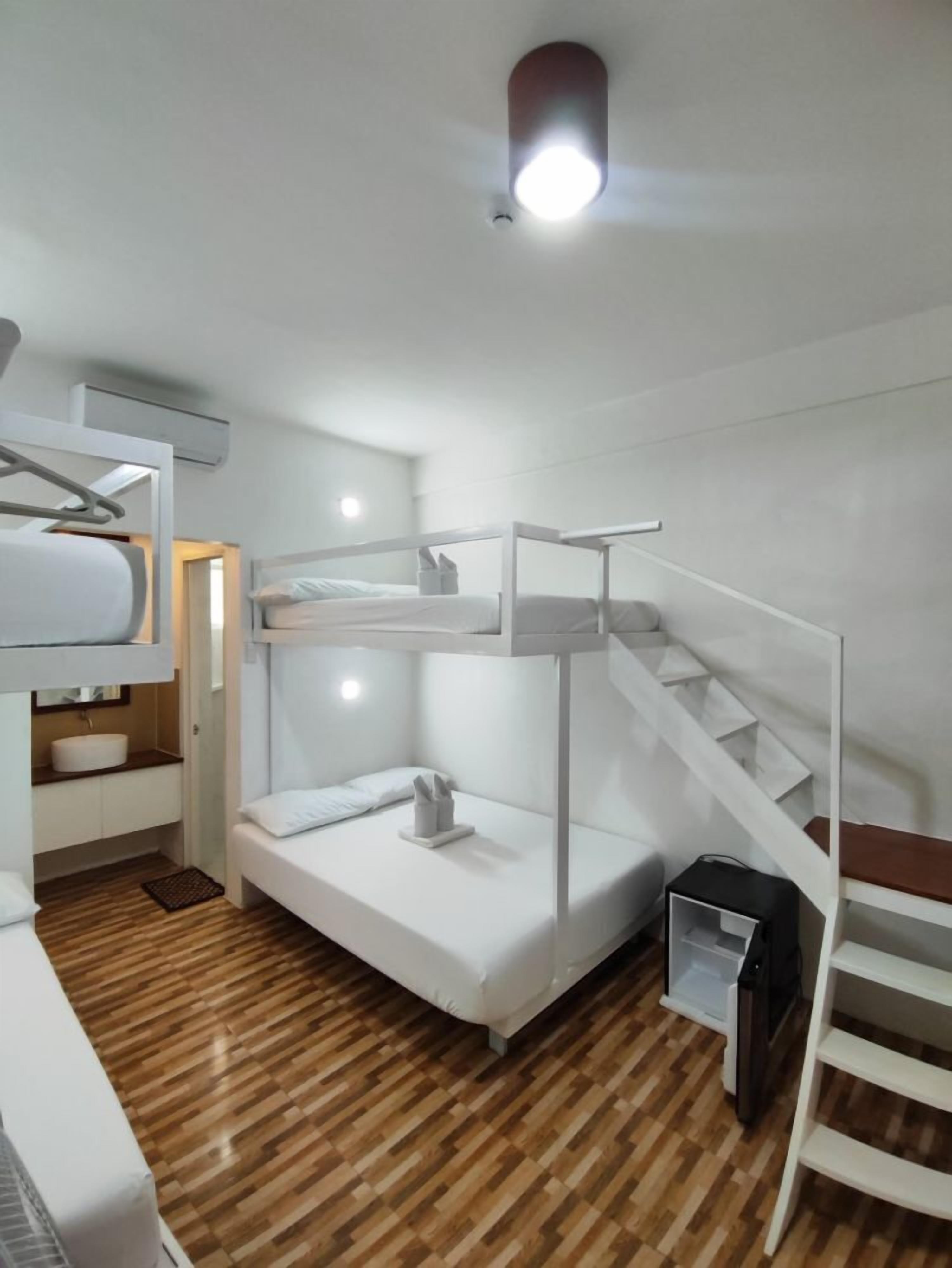 Iron/ironing board, bed sheets