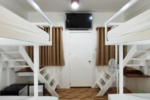 Living/Sleeping Area