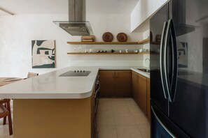 Frigorifero, microonde, piano cottura, macchina per tè/caffè