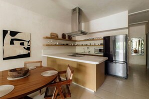 Een koelkast, een microgolfoven, een kookplaat