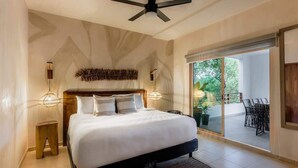 Un dormitorio con una cama, lámparas de noche, ventilador de techo y vistas al exterior.