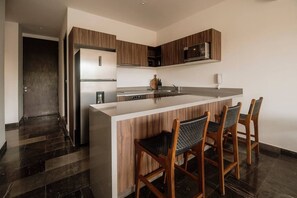 Refrigerador, microondas, placa de cocina, cafetera/tetera