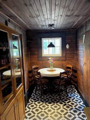 Dining - Sweet vintage cottage on Mountain View Lake, 2024 updates, next to Lake Sunapee (Sunapee)