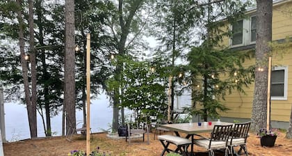 Sweet vintage cottage on Mountain View Lake, 2024 updates, next to Lake Sunapee