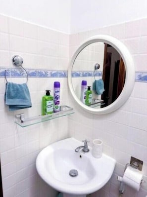 Handtücher, Seife, Toilettenpapier