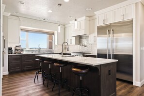 Fridge, oven, stovetop, dishwasher - 50 miles from Zions Park/Desert Oasis with hot-tub (Colorado City)