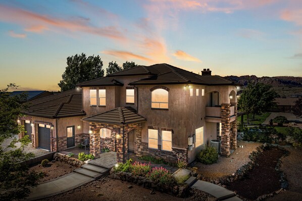 Exterior - 50 miles from Zions Park/Desert Oasis with hot-tub (Colorado City)