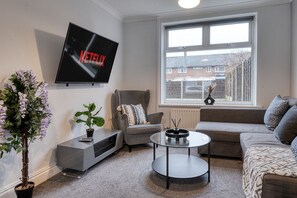 Living area - Last Min Weekend Stay, Trafford, Pets Welcome (Sale)