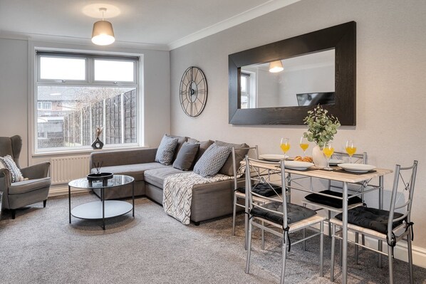 Living area - Last Min Weekend Stay, Trafford, Pets Welcome (Sale)