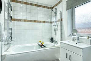 Hair dryer, bidet, towels, soap - Last Min Weekend Stay, Trafford, Pets Welcome (Sale)