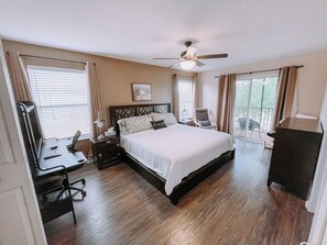 4 chambres, bureau, fer et planche à repasser, lit parapluie