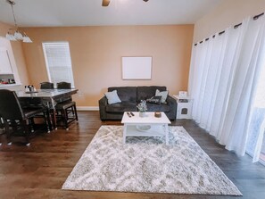 Smart-TV, DVD-Player, Bücher