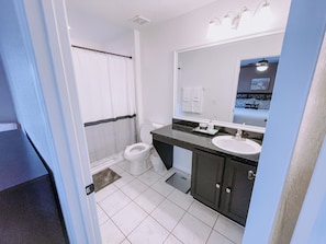 Jetted bath, hair dryer, towels, toilet paper - Disney Themed Home - Family Friendly! Less than 20 minutes from Disney! (Davenport)