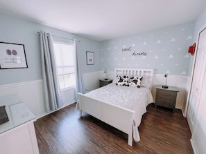 4 bedrooms, desk, iron/ironing board, travel cot - Disney Themed Home - Family Friendly! Less than 20 minutes from Disney! (Davenport)