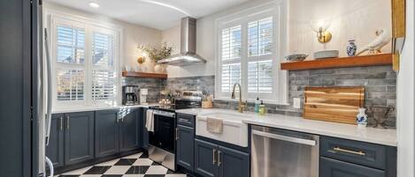 Fridge, oven, stovetop, dishwasher