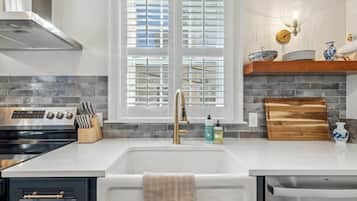 Réfrigérateur, un four, surface de cuisson, lave-vaisselle