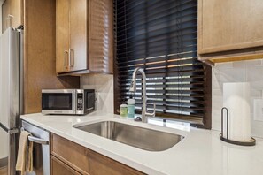 Kylskåp, mikrovågsugn, ugn och spishäll