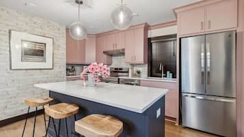 Geladeira, micro-ondas, fogão, cooktop