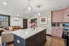 Geladeira, micro-ondas, fogão, cooktop