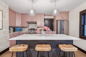 Réfrigérateur, four à micro-ondes, un four, surface de cuisson