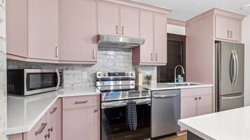 Een koelkast, een magnetron, een oven, een kookplaat