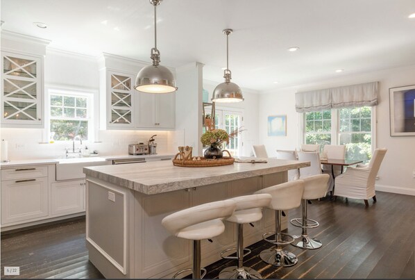 Microwave, oven, stovetop, dishwasher - Designer Own Elegant Beachy Sag Harbor Home (Sag Harbor)