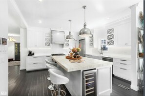 Microwave, oven, stovetop, dishwasher - Designer Own Elegant Beachy Sag Harbor Home (Sag Harbor)