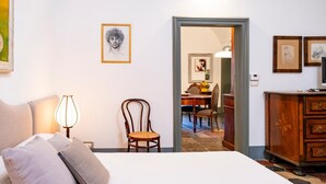 A bedroom with a bed, a chair, a lamp, and a dresser. - Modica Luxury with Terrace (Modica)