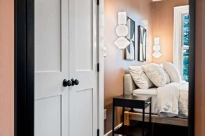 2 bedrooms, free WiFi, bed sheets - Stylish & Modern: 2-Bedroom Getaway in Portland (Portland)