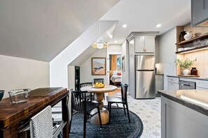 Dining - Stylish & Modern: 2-Bedroom Getaway in Portland (Portland)