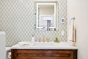 Bathroom - Stylish & Modern: 2-Bedroom Getaway in Portland (Portland)