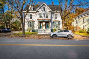 Exterior - Stylish & Modern: 2-Bedroom Getaway in Portland (Portland)