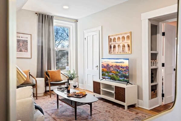 Smart TV - Stylish & Modern: 2-Bedroom Getaway in Portland (Portland)