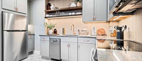 Een koelkast, een microgolfoven, een oven, een vaatwasser