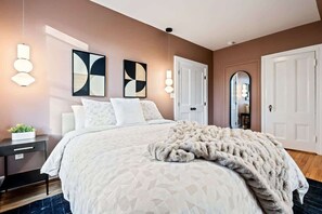 2 bedrooms, desk, free WiFi - Stylish & Modern: 2-Bedroom Getaway in Portland (Portland)