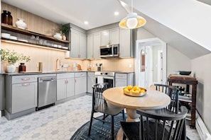 Fridge, microwave, oven, dishwasher - Stylish & Modern: 2-Bedroom Getaway in Portland (Portland)