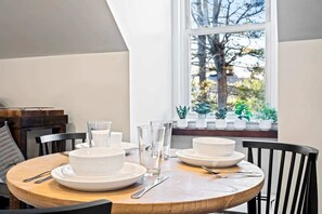 Dining - Stylish & Modern: 2-Bedroom Getaway in Portland (Portland)
