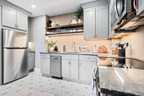 Refrigerador, microondas, horno y cafetera y tetera