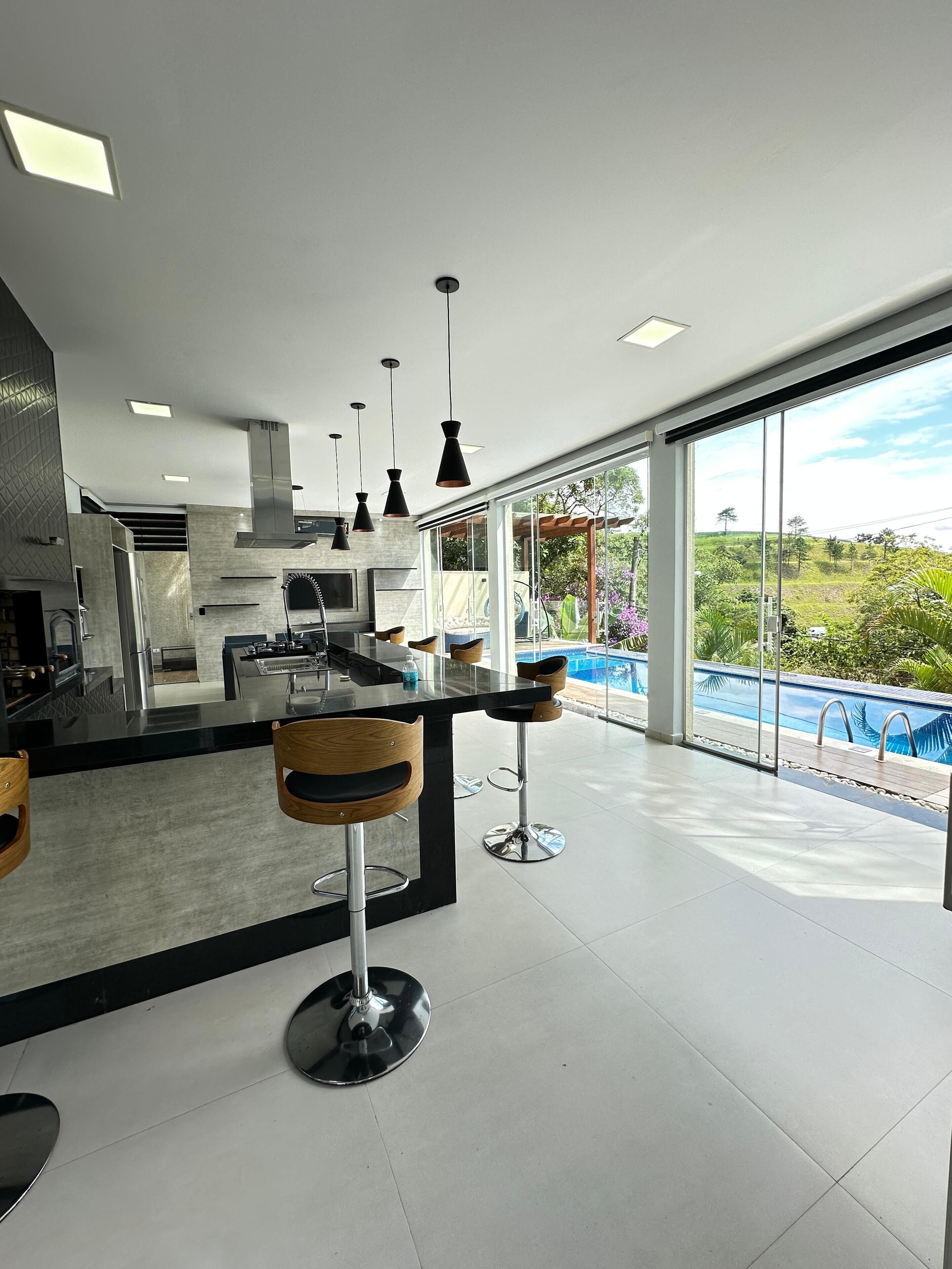 Mikroaaltouuni, uuni, liesi, astianpesukone