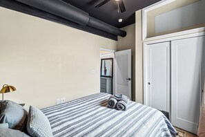 1 bedroom, desk, travel cot, WiFi