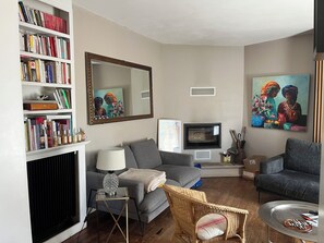 Smart-TV, Kamin, Tischtennisplatte, Bücher