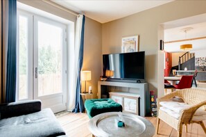 Smart-TV, Kamin, Tischtennisplatte, Bücher