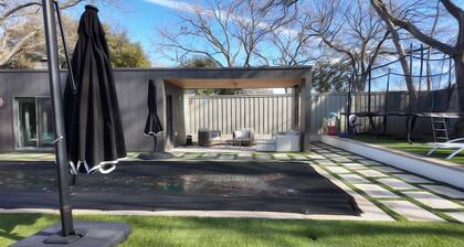 Cozy Pool Cabana Back house with Pool
